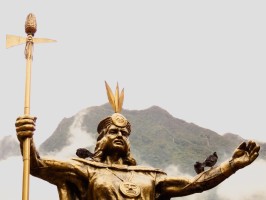 Statue Aguas Calientes Machu Picchu Peru