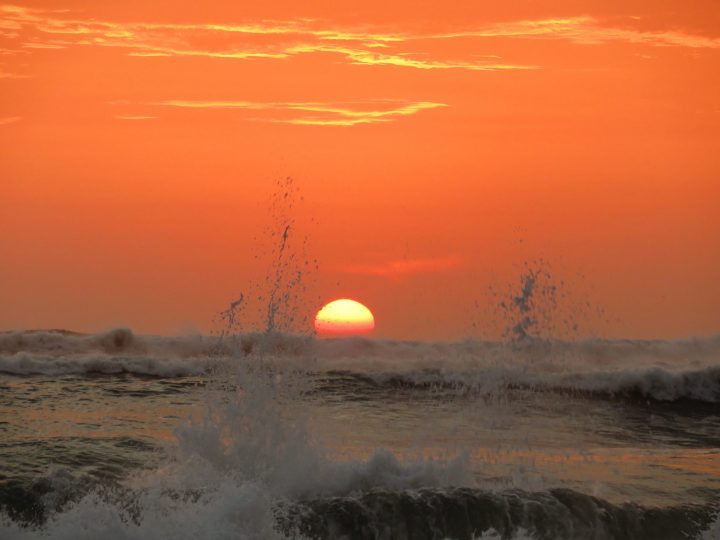 Sunset with ocean splash at Máncora Peru, Travel Blog Peru